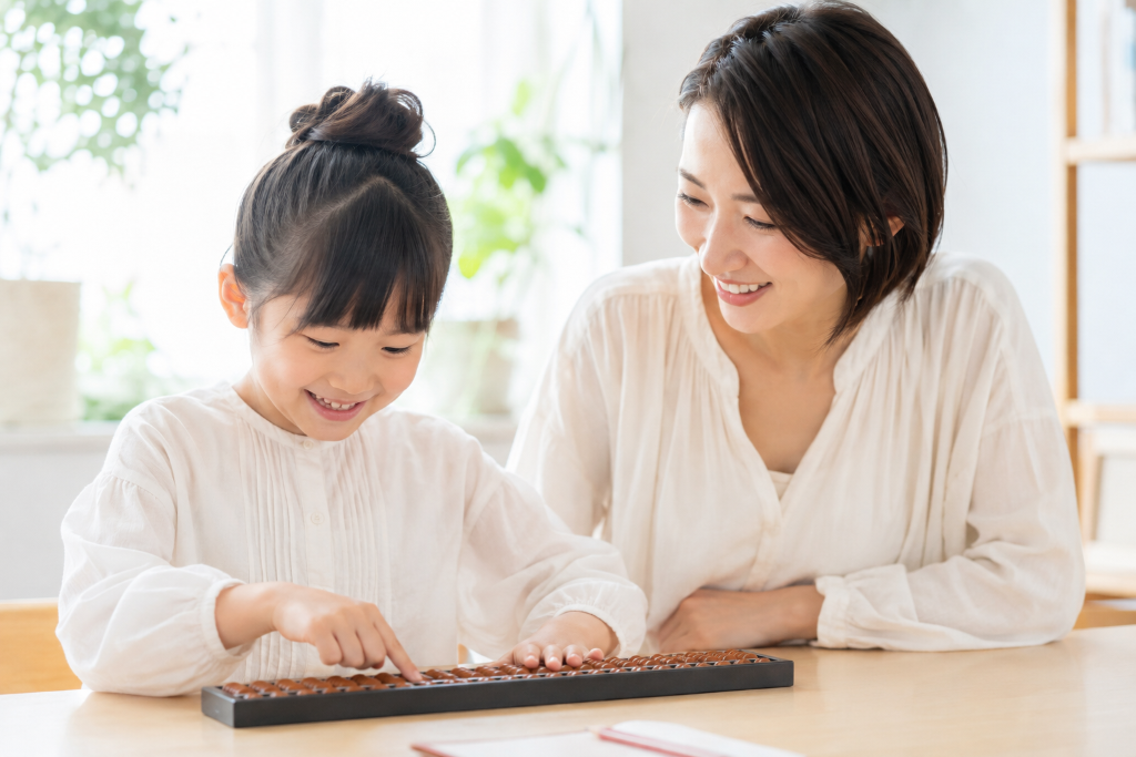 そろばんを楽しむ親子